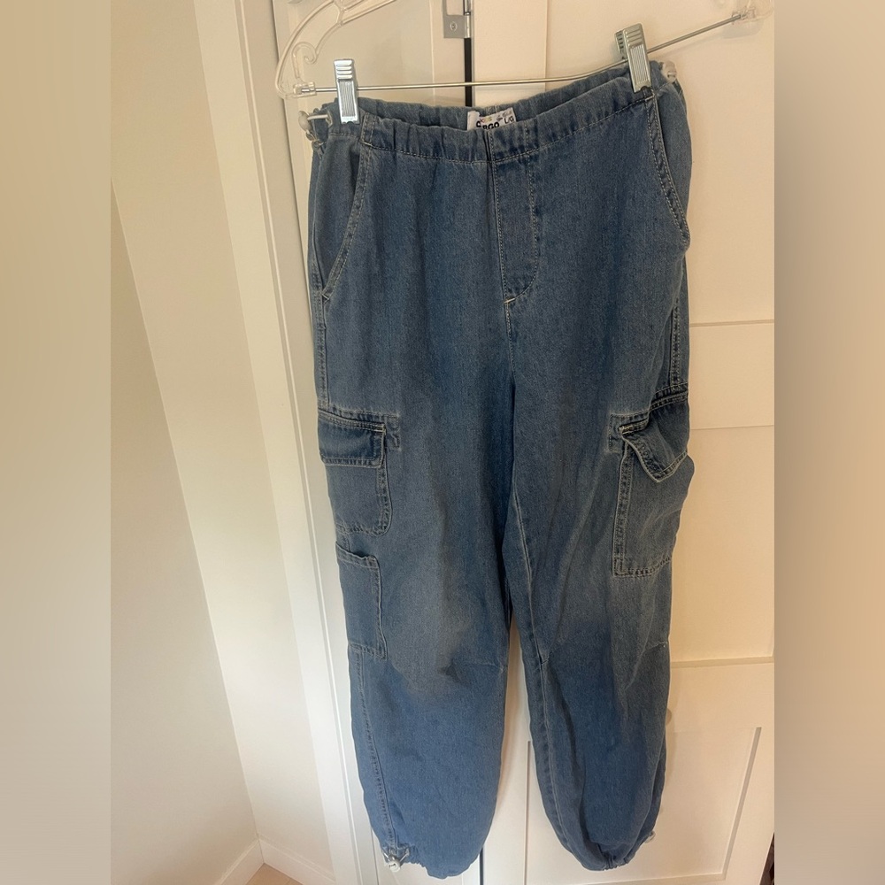 Hi, selling these sweet cargo pants in size L.